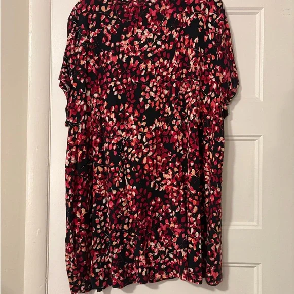 Croft & Barrow Red and Black Floral Tee - Picture 4 of 4